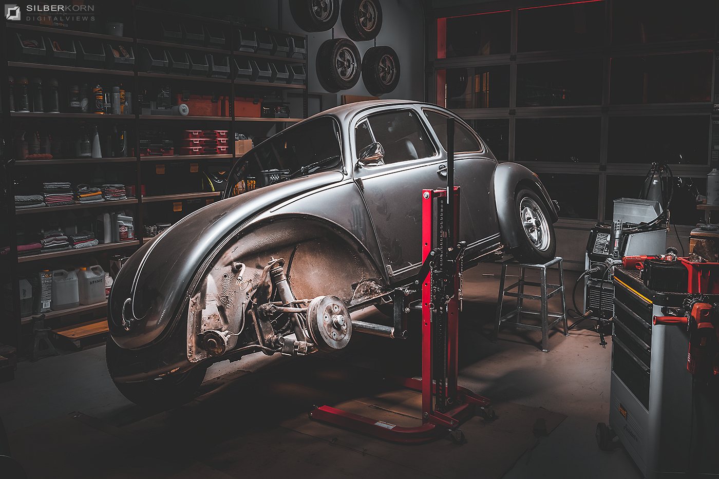 VW Käfer auf einer Hebebühne in einer Werkstatt