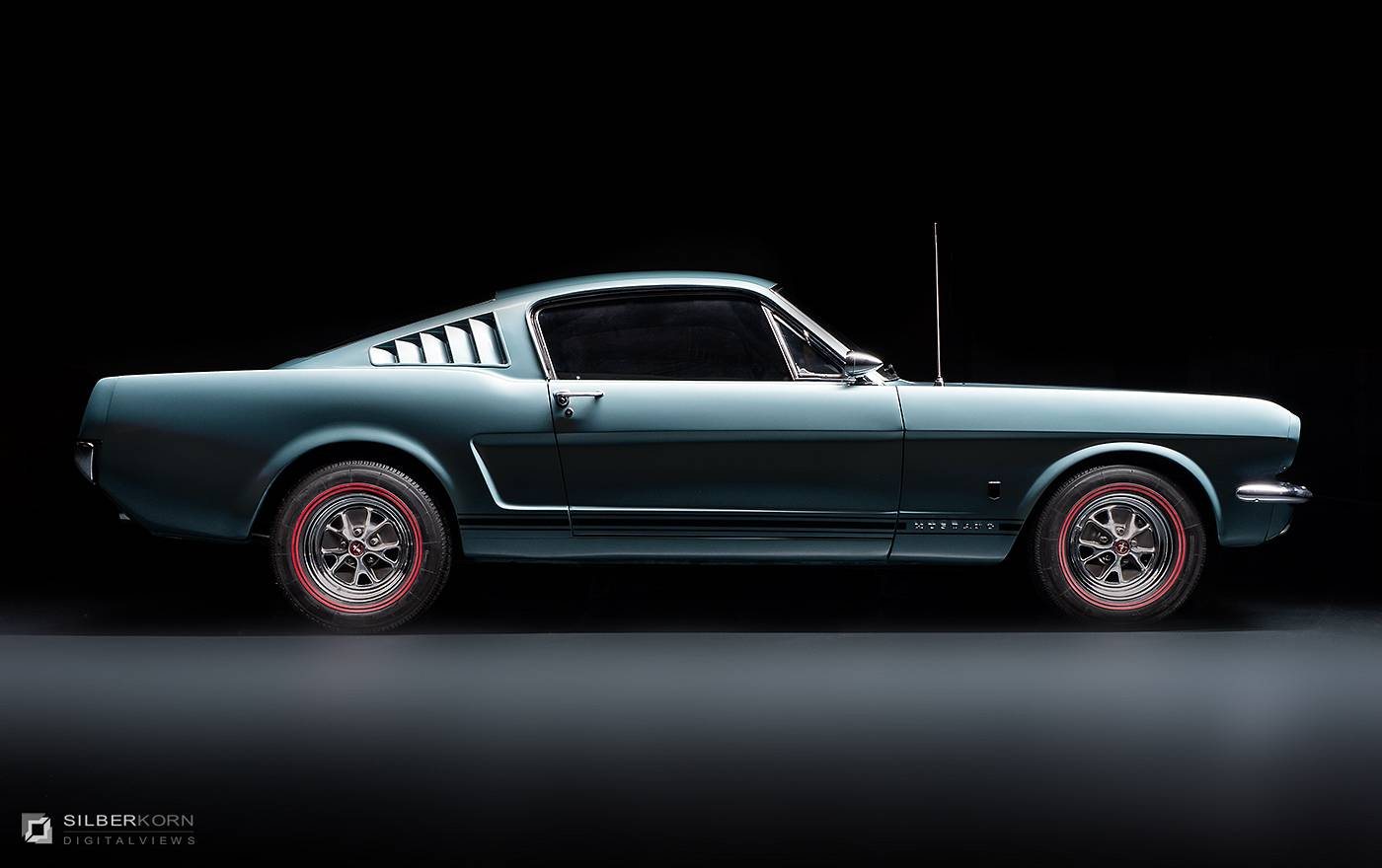 Ford Mustang Fastback im Profil vor Schwarz