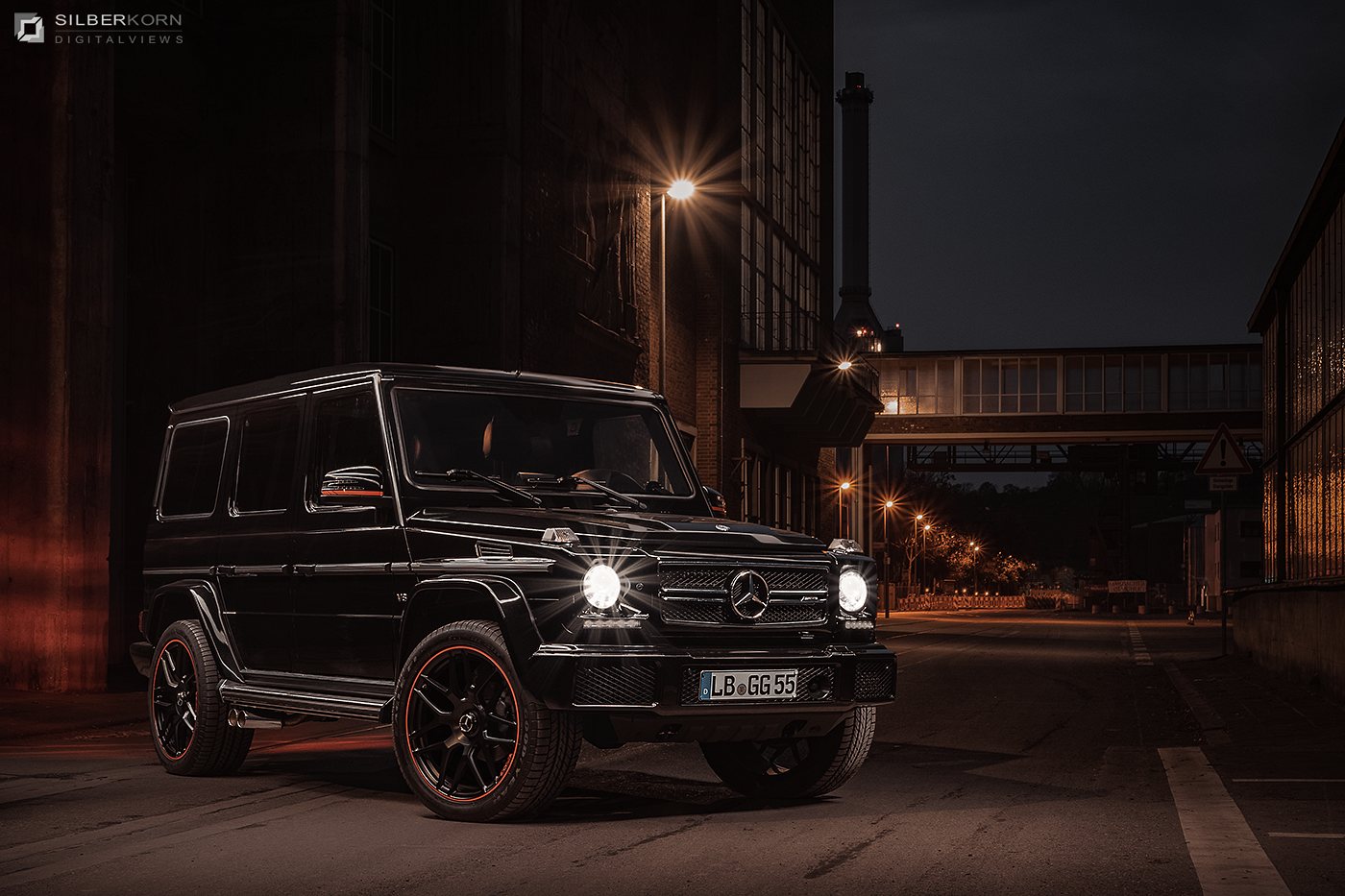 Schwarzer Mercedes G 500 nachts auf einer Straße
