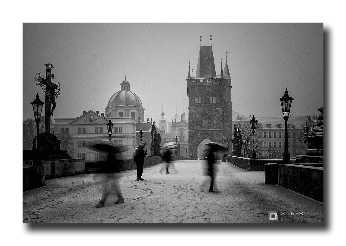 Brücke im Schnee mit Passanten und Brückenturm, Schwarzweiß