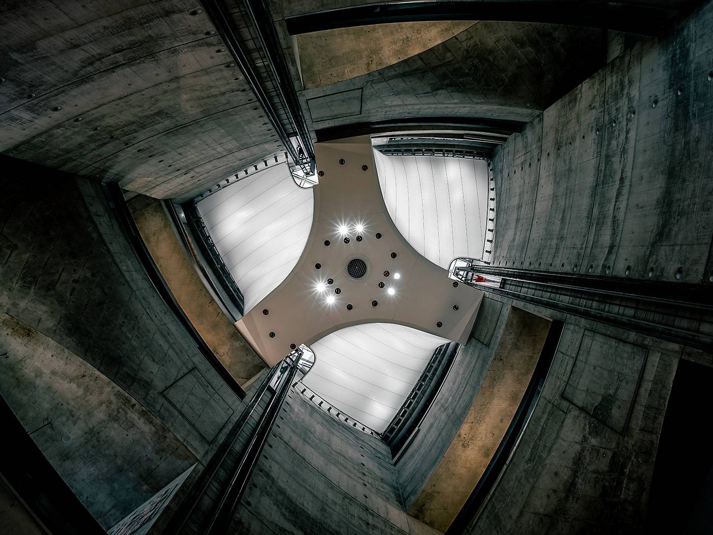 Geschwungene Betonarchitektur von unten gesehen